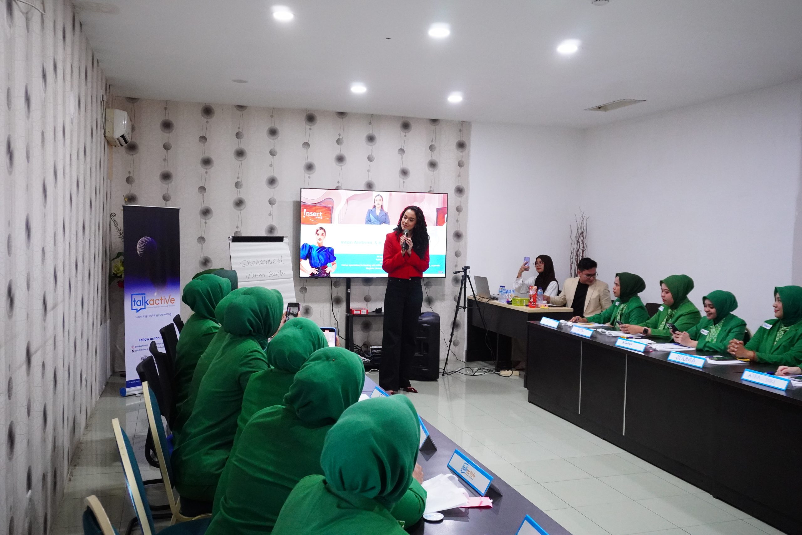 Cara Public Speaking di Era Hybrid: Tampil Efektif di Online dan Offline