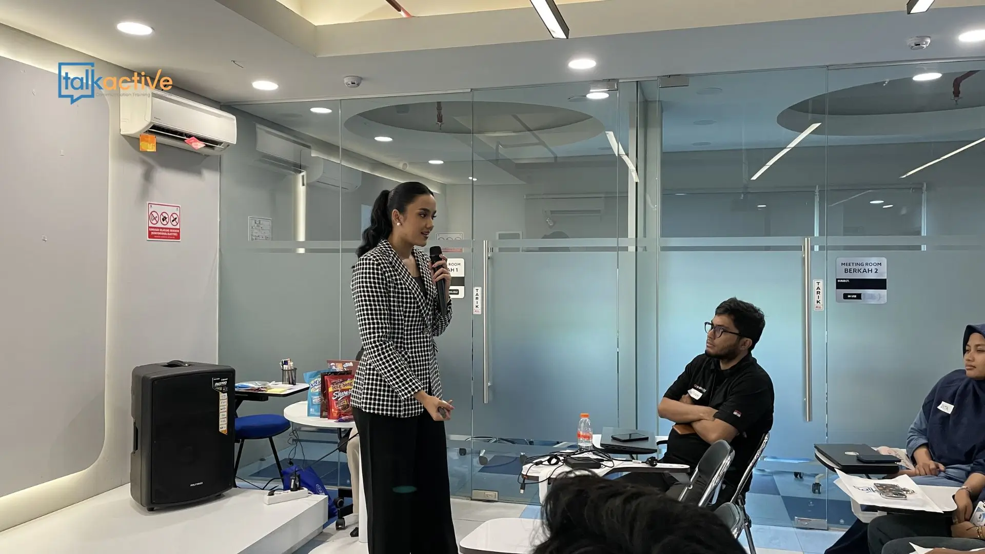 Ilustrasi miskomunikasi leader dengan stakeholder dalam rapat bisnis