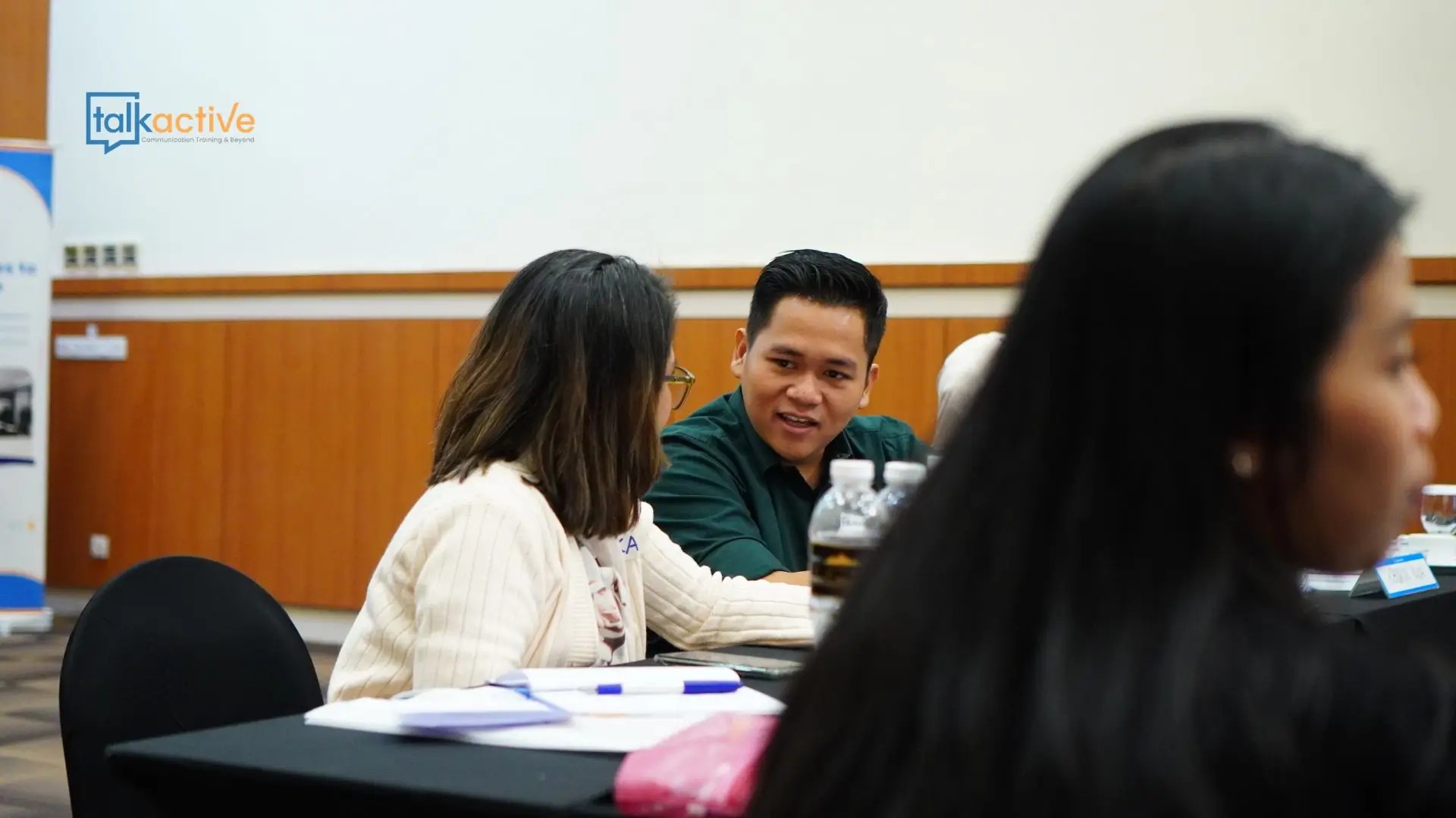 karyawan beda generasi sedang diskusi di kantor