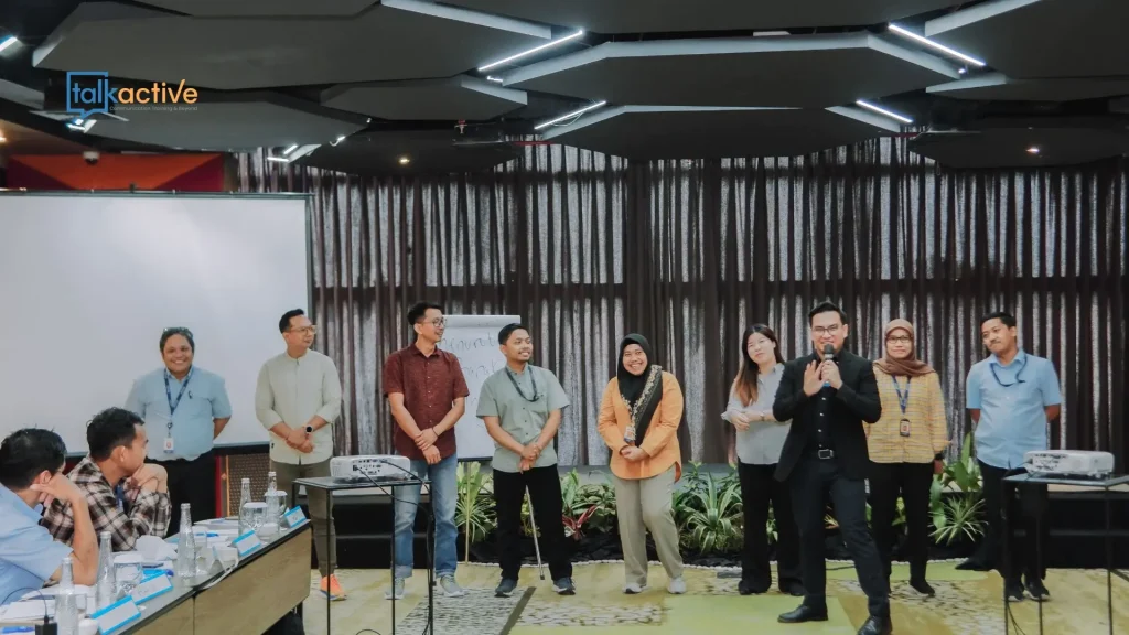 Diskusi tim membahas strategi komunikasi internal perusahaan