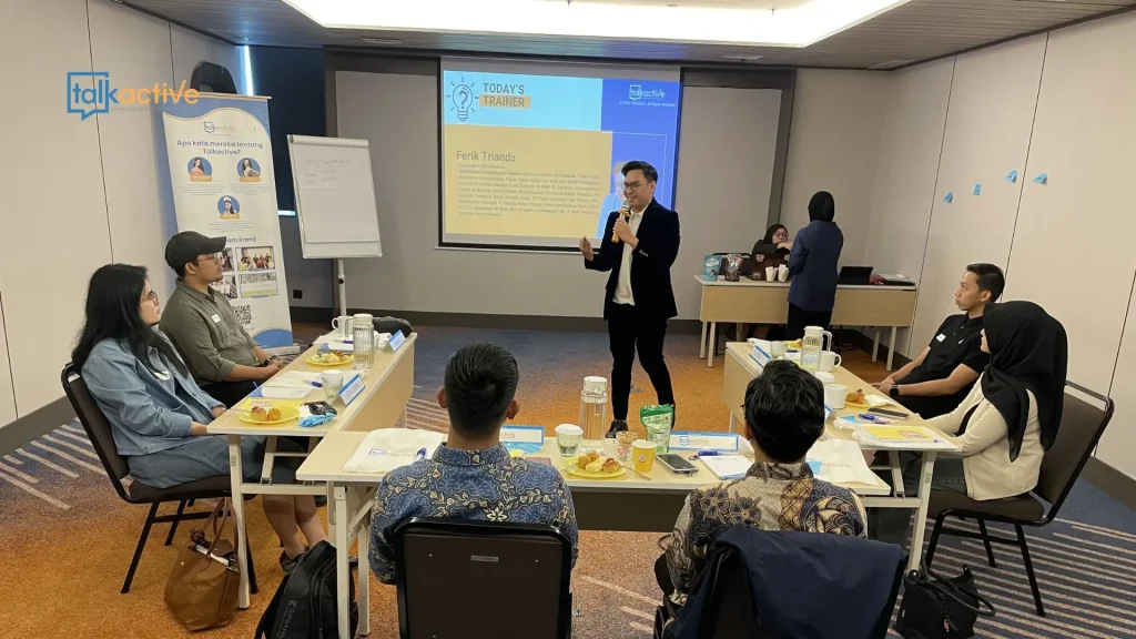 Karyawan mengikuti program pelatihan capacity building di kantor