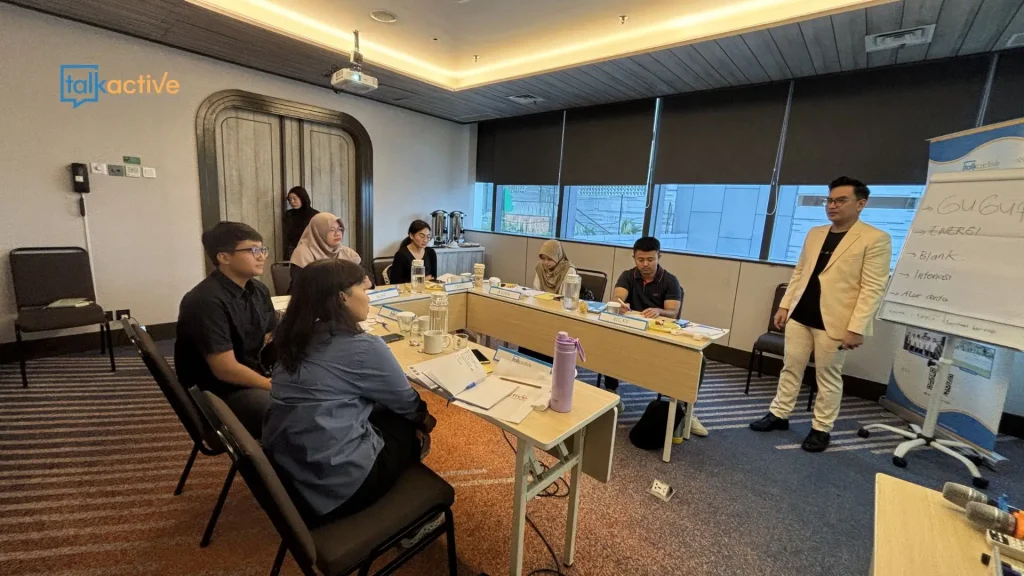 Karyawan Gen Z mendengarkan kritik dari atasan di kantor