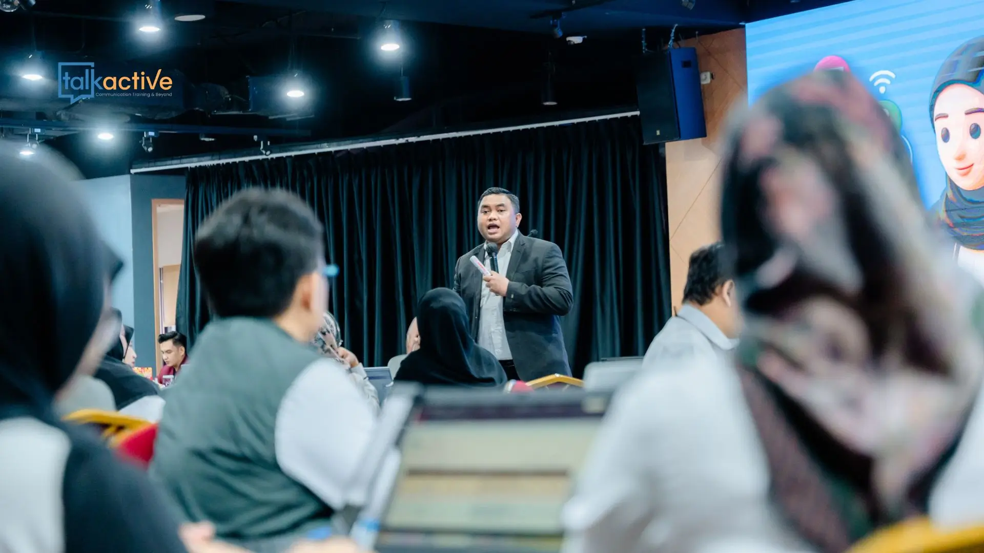 Tim PR melakukan manajemen krisis saat perusahaan viral negatif