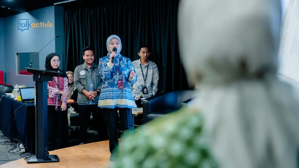 Ilustrasi wanita sedang mencoba cara mengatasi grogi public speaking di depan audiens.