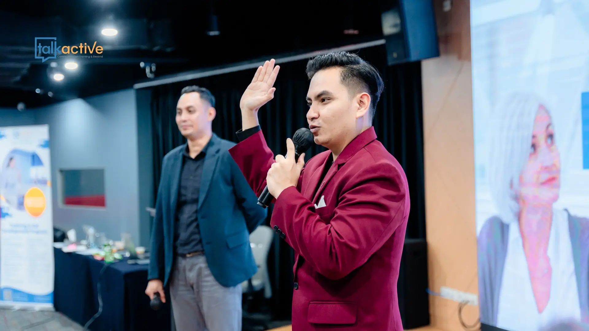 Juru bicara perusahaan sedang melakukan persiapan press conference