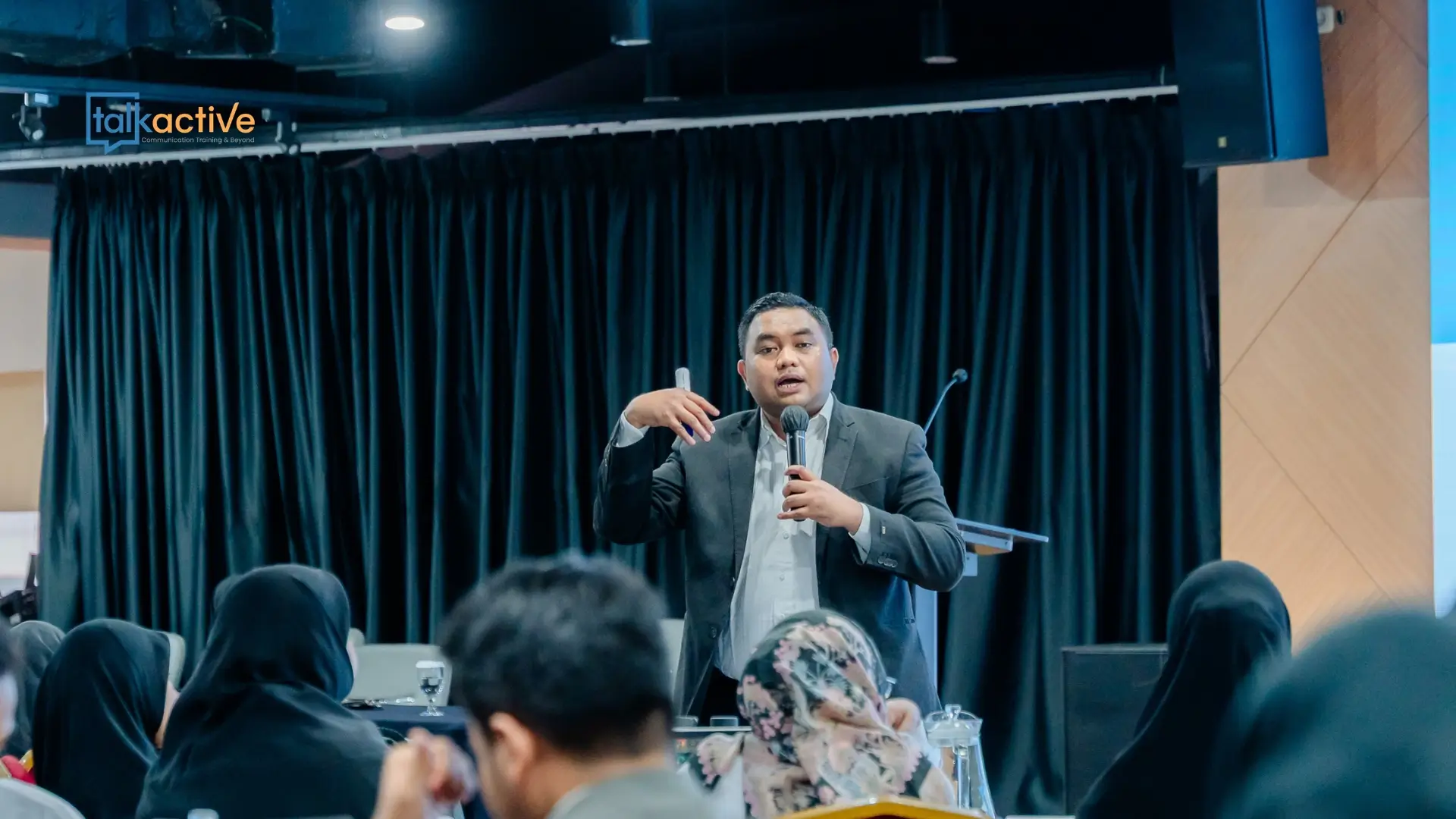 Praktisi public relations sedang melakukan media pitching ke jurnalis.