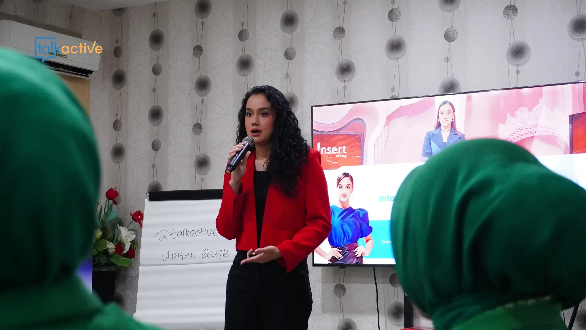 Profesional sedang mempraktikkan tips public speaking di depan audiens.