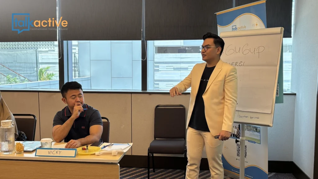 Fasilitator menjelaskan flipchart dalam sesi capacity building - capacity building kalimantan