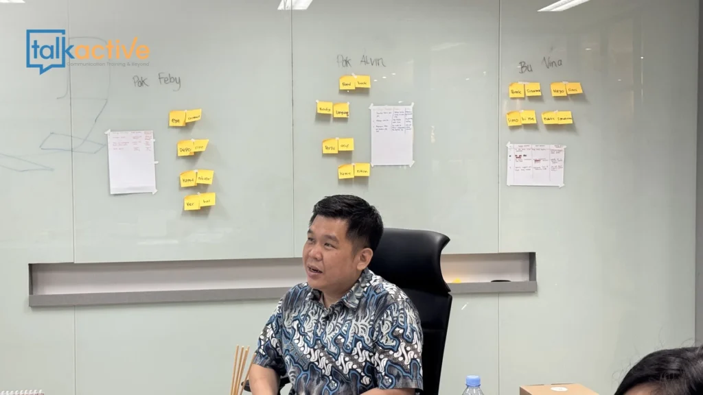 Peserta mengikuti sesi diskusi materi komunikasi di depan whiteboard - pelatihan service excellence kalimantan