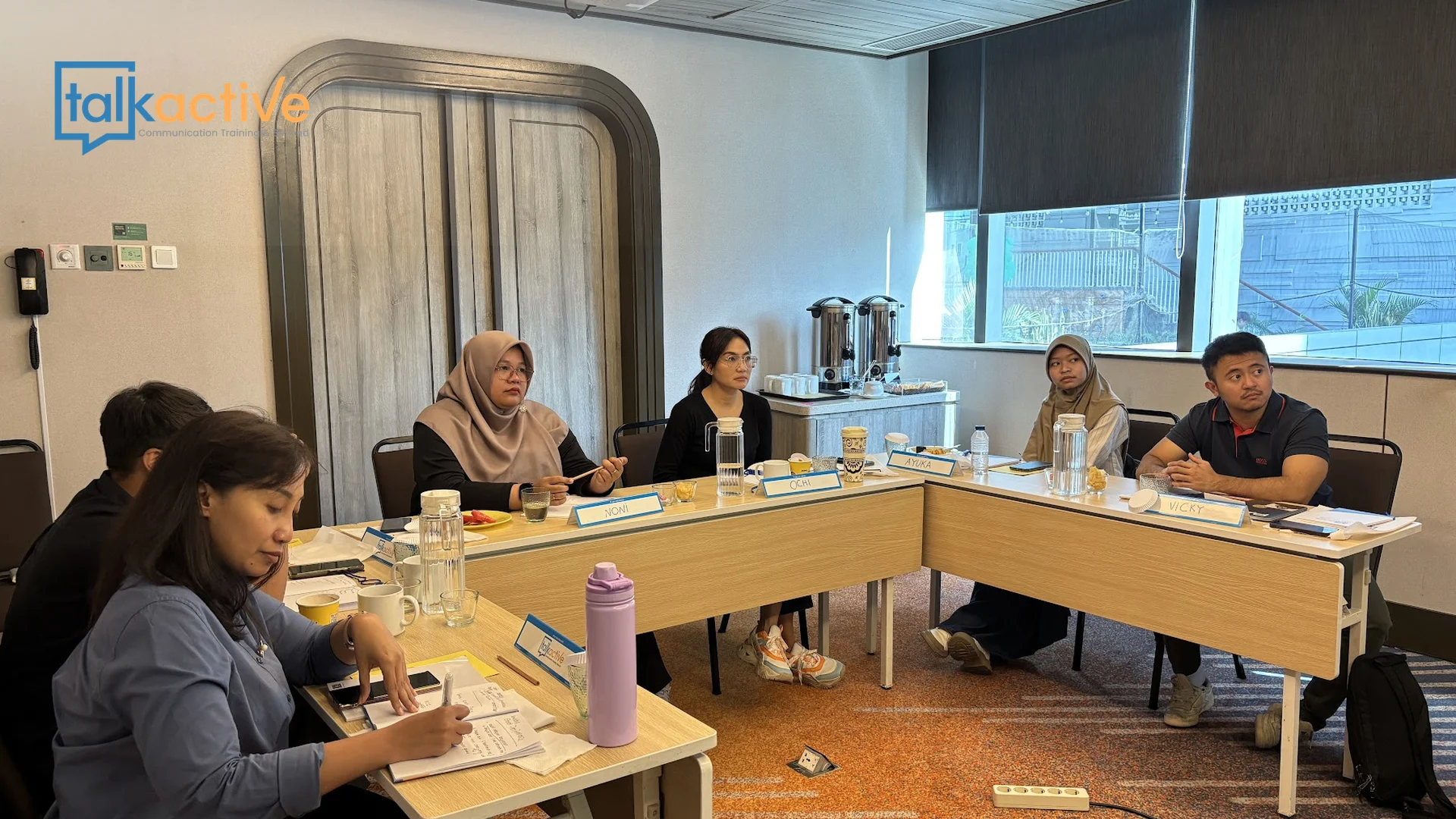 Peserta duduk melingkar mengikuti kelas public speaking - pelatihan capacity building papua