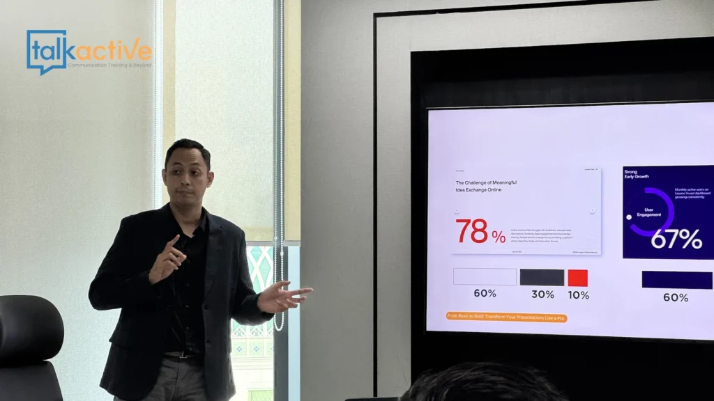 Presenter menjelaskan slide statistik materi di depan peserta - pelatihan presentation skill pontianak