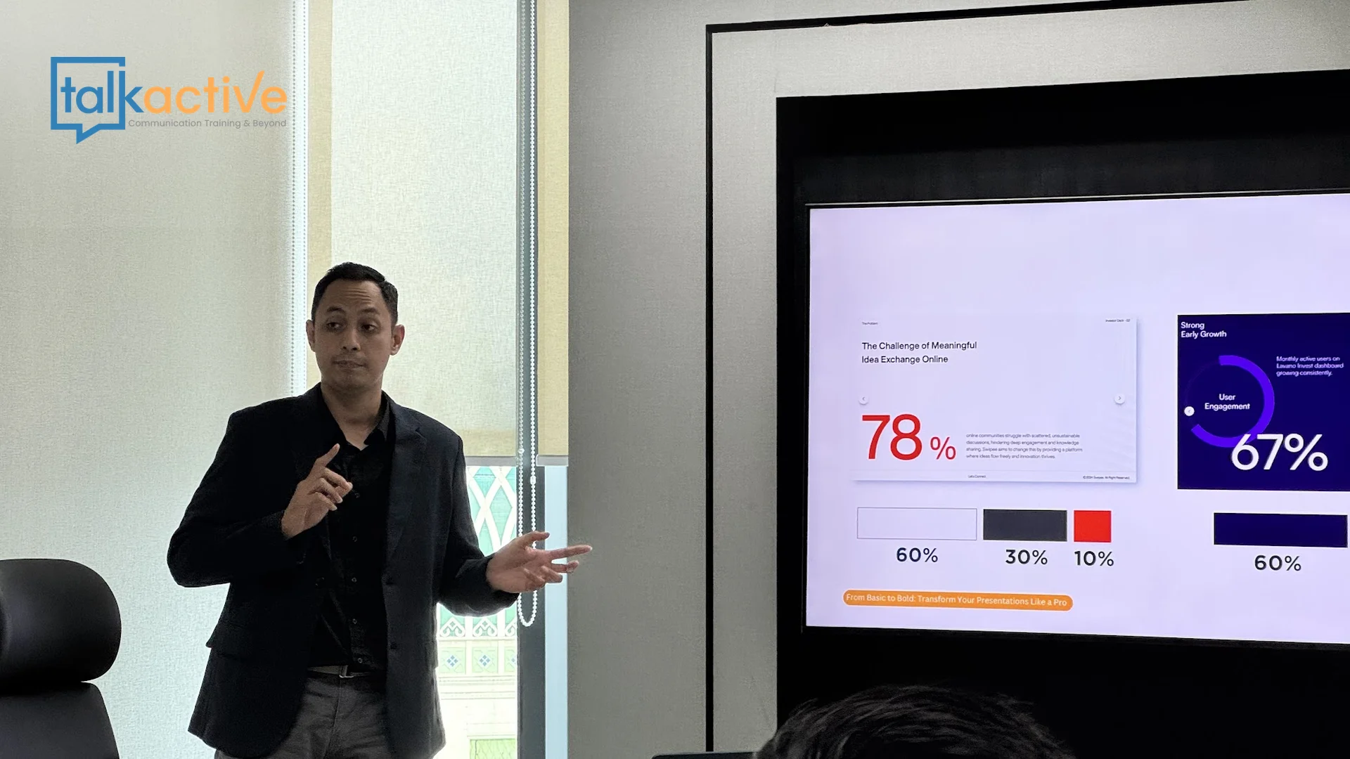 Presenter menjelaskan slide statistik materi di depan peserta - pelatihan presentation skill pontianak