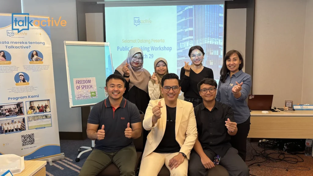 Foto bersama peserta kelas pelatihan dengan banner Talkactive - pelatihan service excellent papua