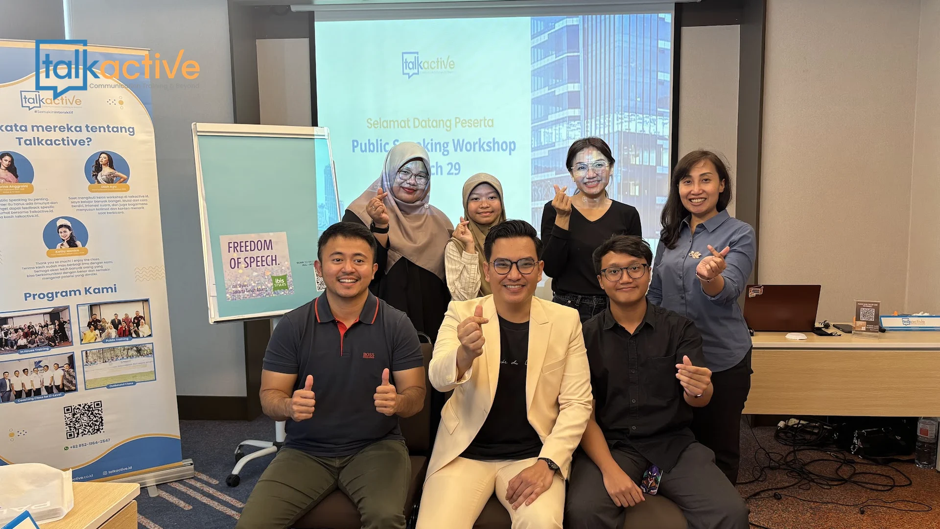 Foto bersama peserta kelas pelatihan dengan banner Talkactive - pelatihan service excellent papua
