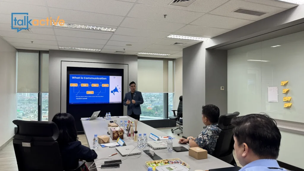 Suasana kelas pelatihan dengan fasilitator di depan layar proyektor - training service excellent makassar