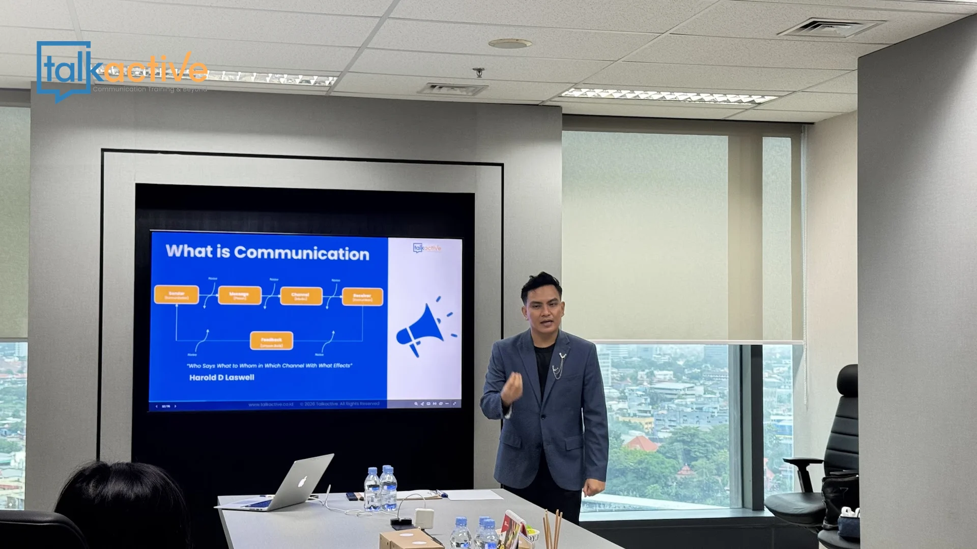 Sesi presentasi dengan layar materi di kelas presentation skill - complaint handling pelanggan