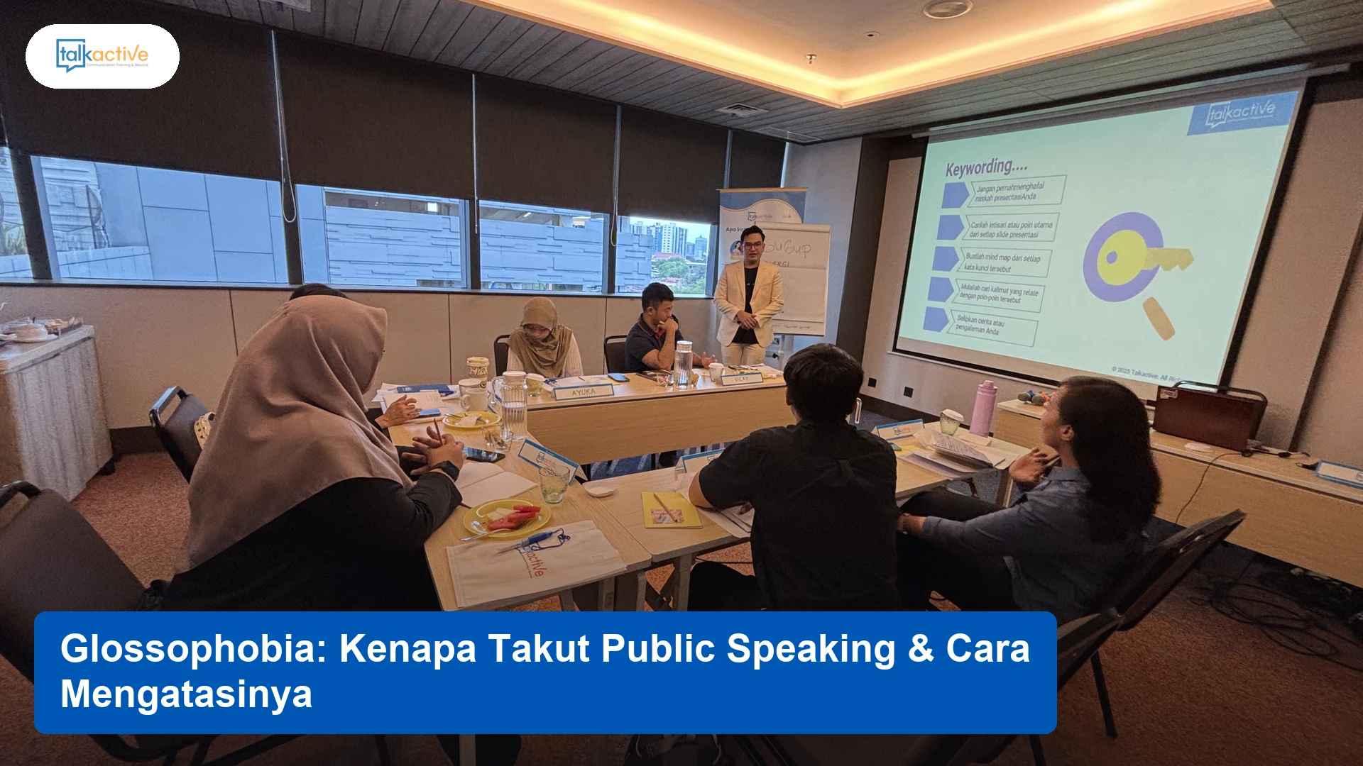 Presenter memandu kelas public speaking Talkactive - glossophobia