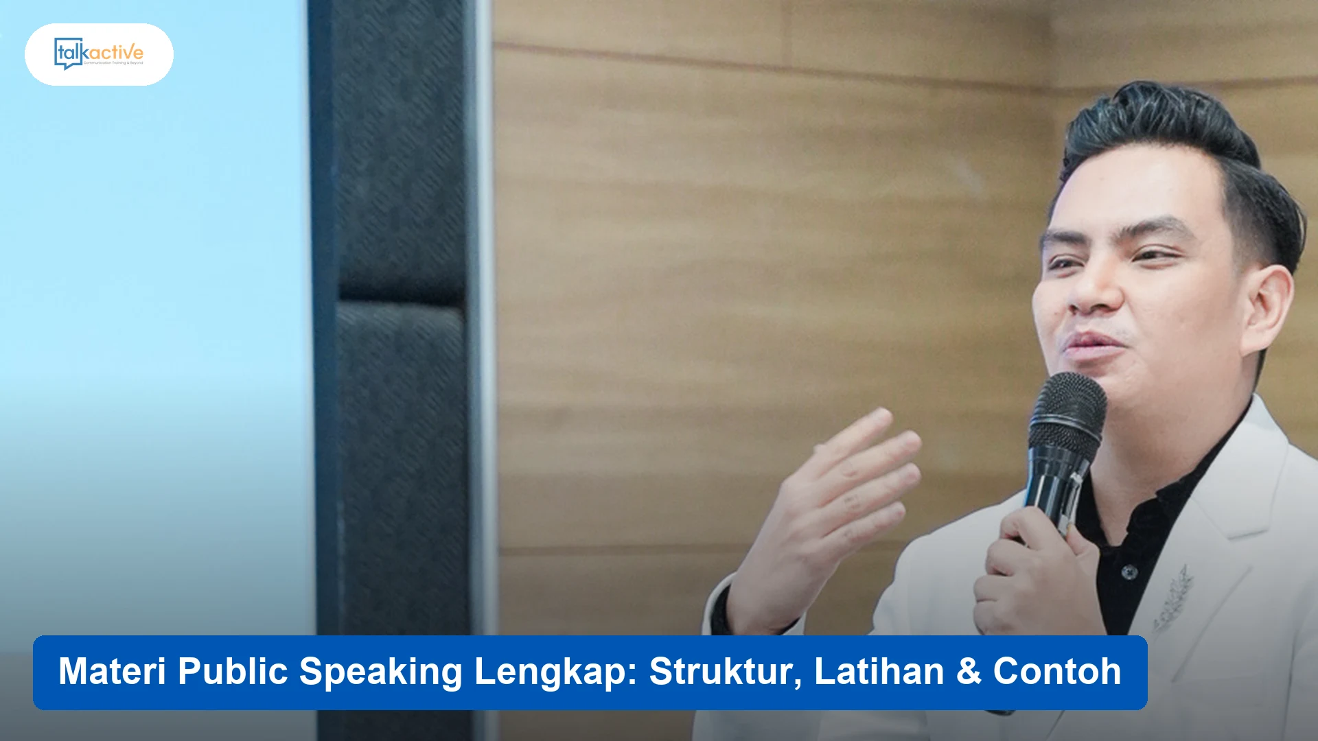Peserta latihan public speaking dengan mic di kelas Talkactive - materi public speaking